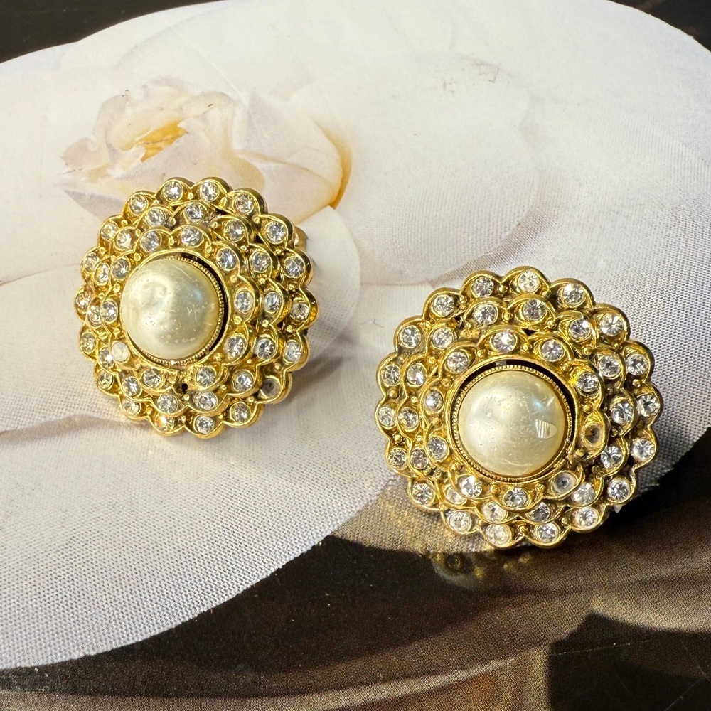 CHANEL Vintage Clip-On Earrings - Picture 6 of 7